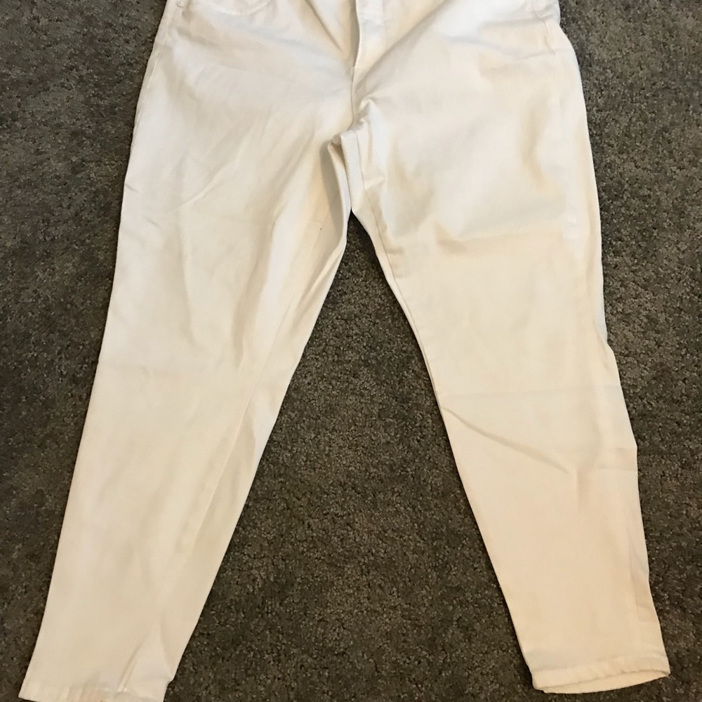 Melissa McCarthy white pencil jeans